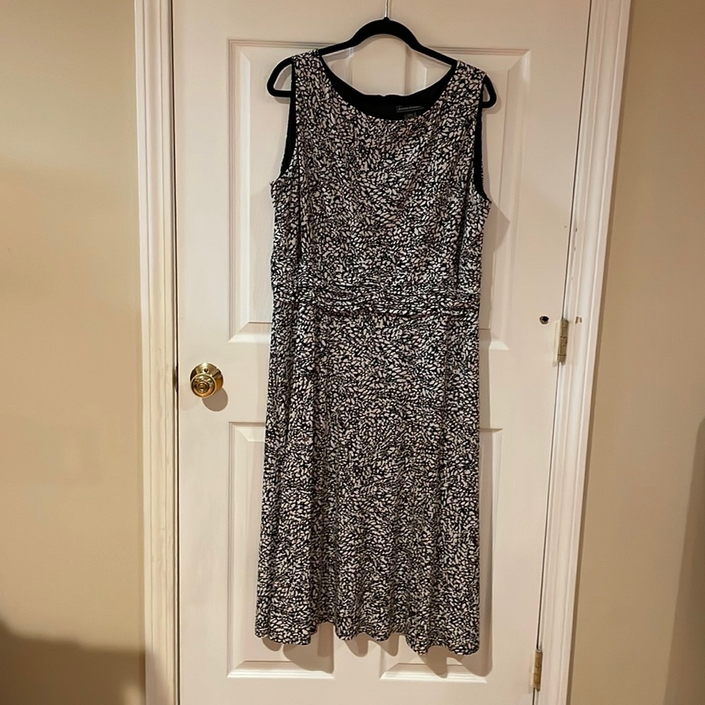 Sleeveless Jessica Howard dress. Size 20w.